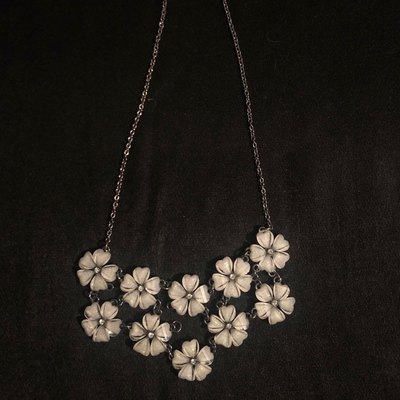 Layered flower necklace with stone accents - Picture 2 of 6